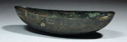 Orient Longue coupe navicelle formée par martelage. Bronze (spéculum). Art Sassanide,...