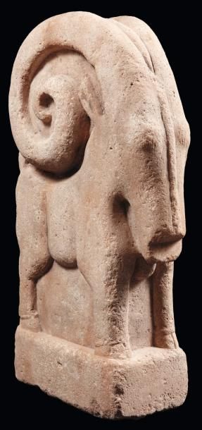 Orient Statuette représentant un ibex sur une base quadrangulaire, les cornes très...