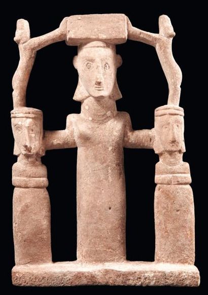 Orient Groupe aux trois personnages. Rare statuette sculptée d'une femme, probablement...