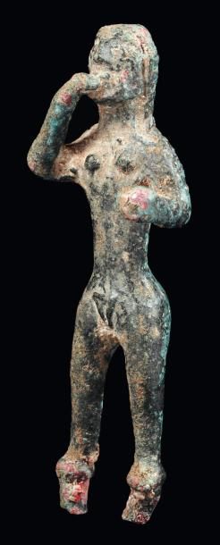 Orient Statuette votive représentant une femme nue, portant la main droite à la bouche....