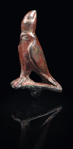 null Figurine représentant le dieu Horus sous la forme du faucon, la tête sommée...