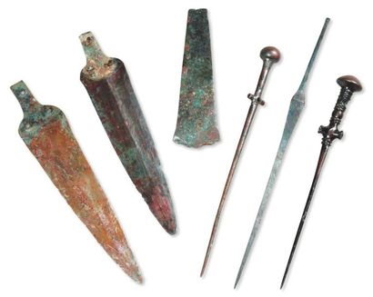 Néolithique & Antiquité classique Lot composé de deux pointes de lances, d'un pic,...