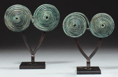 Néolithique & Antiquité classique Lot composé de deux fibules de type lunettes, chacune...