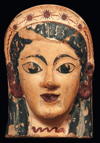 Néolithique & Antiquité classique Antéfixe à visage féminin. Il représente une koré...