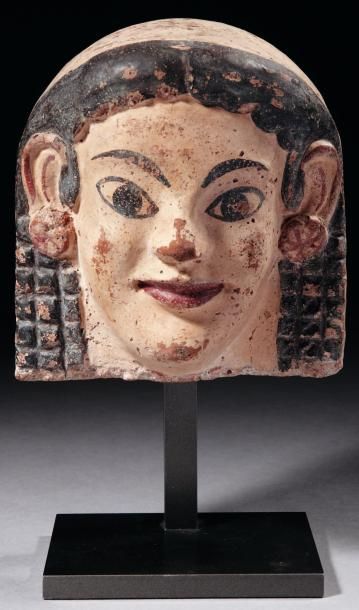 Néolithique & Antiquité classique Antéfixe représentant le visage d'une koré souriant,...