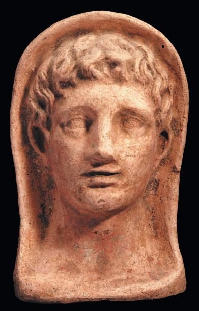 Néolithique & Antiquité classique Tête votive représentant le visage d'un jeune homme,...
