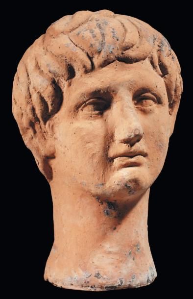 Néolithique & Antiquité classique Tête votive représentant le visage d'un jeune homme,...