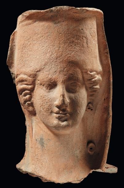 Néolithique & Antiquité classique Grande tête représentant une koré, les cheveux...