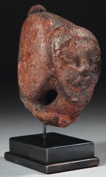 Néolithique & Antiquité classique Grand pendentif sculpté de la tête d'Achéloos barbu,...