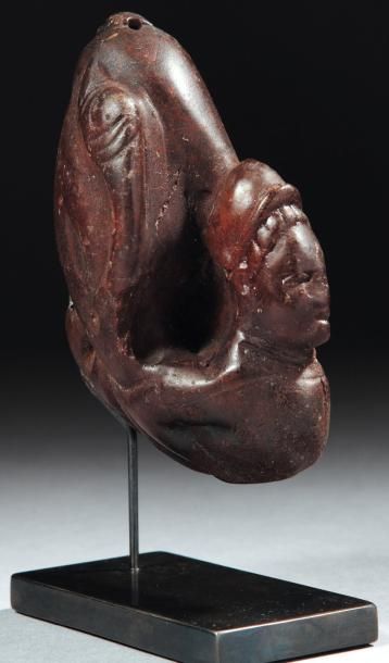 Néolithique & Antiquité classique Grand pendentif sculpté d'une sphinge, la tête...