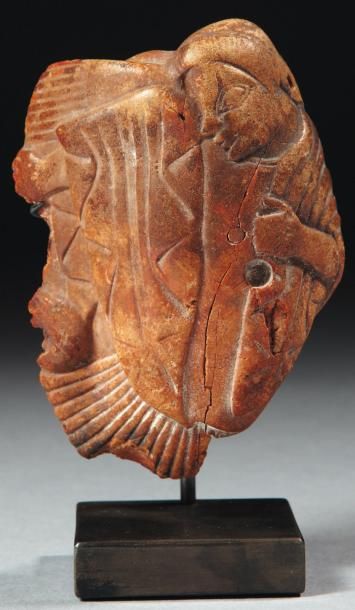 Néolithique & Antiquité classique Grand pendentif sculpté d'une sirène vers la gauche,...