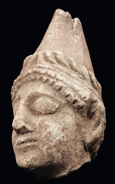 Néolithique & Antiquité classique Tête de statuette représentant un jeune homme,...
