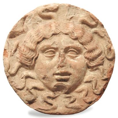 Néolithique & Antiquité classique Antéfixe circulaire représentant le visage de face...