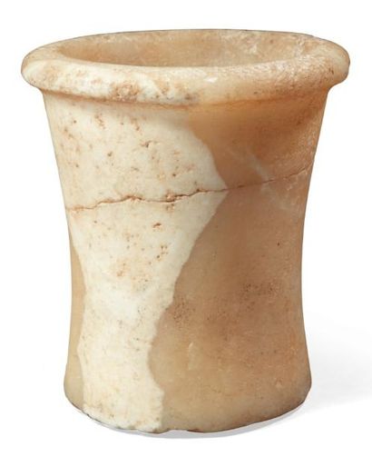 Égypte Vase cylindrique à paroi légèrement concave surmontée d'une lèvre plate. Albâtre...