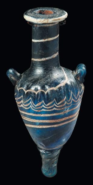 Néolithique & Antiquité classique Unguentarium à fond bleu. Fil blanc enroulé sur...