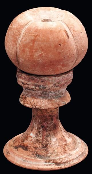 Néolithique & Antiquité classique Lot composé d'une grenade et d'un support mouluré....