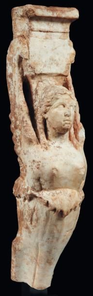 Néolithique & Antiquité classique Trapézophore sculpté d'une sphinge ailée émergeant...