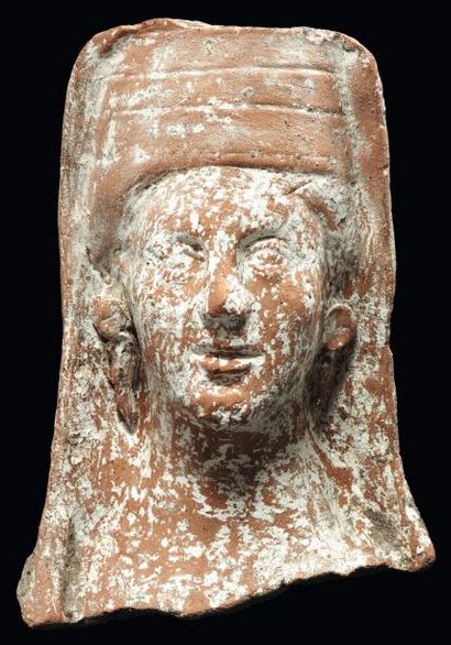 Néolithique & Antiquité classique Tête votive représentant une femme coiffée de la...