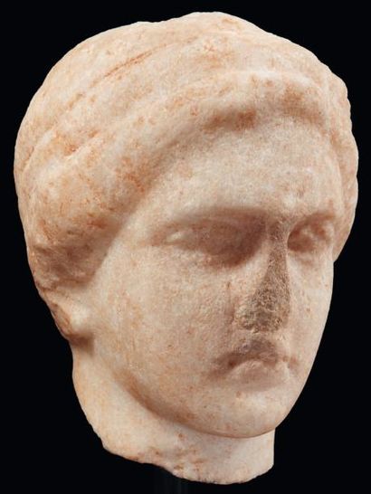 Néolithique & Antiquité classique Tête de statuette représentant une femme au visage...