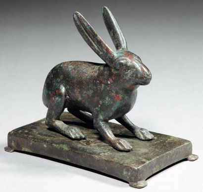 Néolithique & Antiquité classique Rare figurine représentant un lièvre dressé sur...
