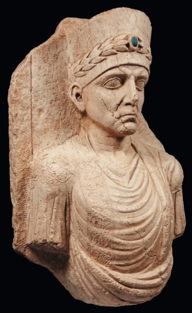 Néolithique & Antiquité classique Buste de prêtre. Fermeture de loculus sculptée...