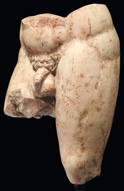 Néolithique & Antiquité classique Bassin de statuette d'homme nu, en appui sur la...