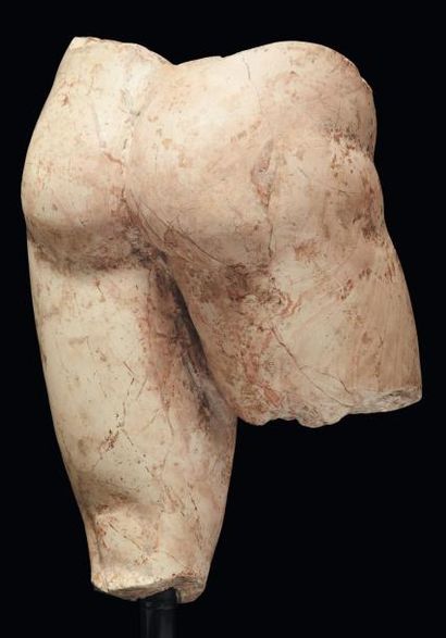 Néolithique & Antiquité classique Bassin de statuette d'homme nu, en appui sur la...