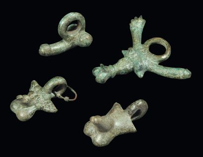 Néolithique & Antiquité classique Lot composé de quatre amulettes, trois représentant...