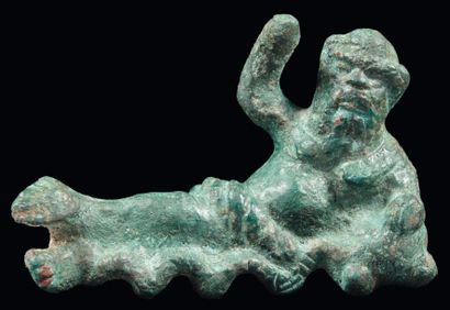 Néolithique & Antiquité classique Figurine, représentant Silène barbu, allongé, levant...