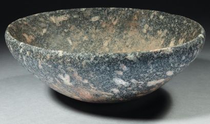 Égypte Grande coupe hémisphérique à lèvre légèrement rentrante. Granodiorite. Égypte,...