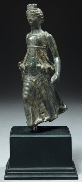 Néolithique & Antiquité classique Statuette représentant une Victoire. Elle est debout,...