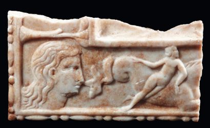 Néolithique & Antiquité classique Plaque fragmentaire sculptée en relief d'une tête...