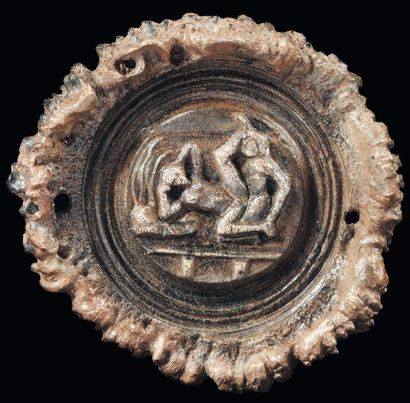 Néolithique & Antiquité classique Rare phalère circulaire sculptée au centre d'une...