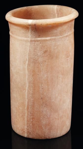 Égypte Vase cylindrique orné au sommet, en léger relief, d'une cordelette. Albâtre...