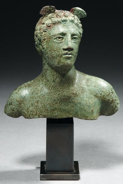Néolithique & Antiquité classique Buste représentant le dieu Mercure. Il est torse...