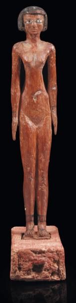 Égypte Concubine. Statuette représentant une femme nue, debout sur une base quadrangulaire....