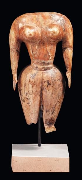 Néolithique & Antiquité classique Corps de statuette féminine. Elle a les bras le...