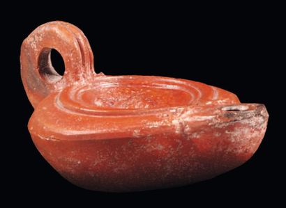 Néolithique & Antiquité classique Lampe à huile dont le disque est orné d'une tête...