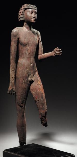 Égypte Statue de dignitaire. Rare statue représentant un homme nu, debout, dans l'attitude...