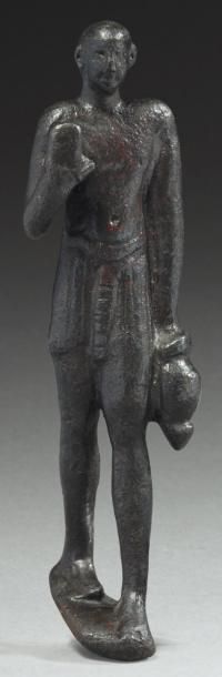 Égypte Rare statuette de dignitaire. Elle représente un homme debout sur une base,...