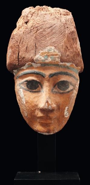 Égypte Masque de sarcophage représentant le visage d'une femme à la carnation jaune,...