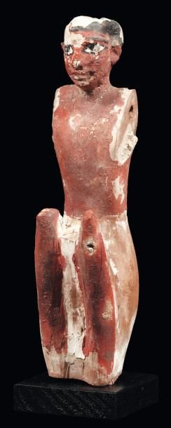 Égypte Statuette provenant d'un modèle représentant un homme assis, vêtu d'un pagne...