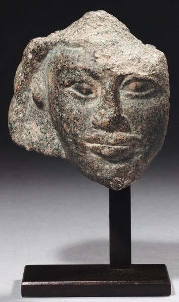 Égypte Tête de statue représentant un dignitaire coiffé d'une perruque ondulée. Il...