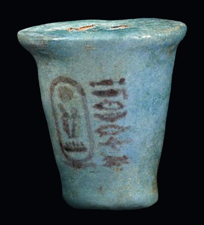 Égypte Vase godet au nom de Séthi Ier. Il est inscrit de deux colonnes hiéroglyphiques:...