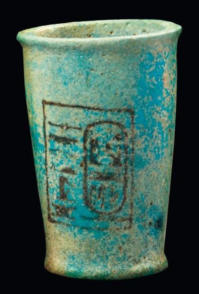 Égypte Vase godet au nom de Ramsès. Il est inscrit de deux colonnes hiéroglyphiques:...