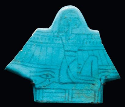 Égypte Pectoral représentant la déesse Isis agenouillée sur une natte, étendant ses...