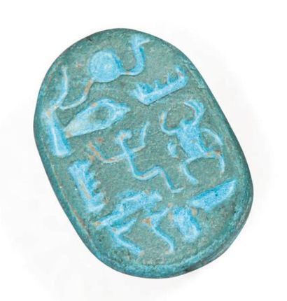 Égypte Amulette représentant un scarabée, le plat gravé de divers signes hiéroglyphiques....