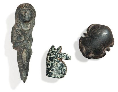 Égypte Lot composé d'un shaouabti fragmentaire, et de deux amulettes représentant...