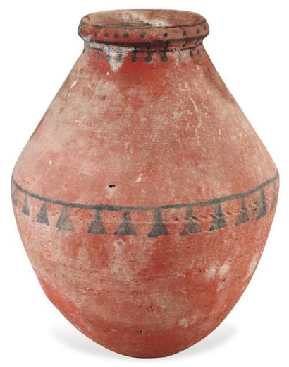 Égypte Vase à panse biconique peint d'une frise concentrique de triangles. Terre...