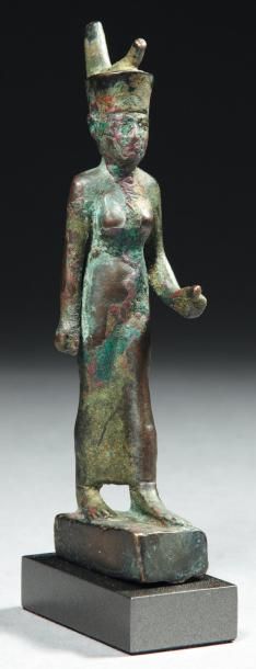 Égypte Statuette votive représentant la déesse Neith. Elle est debout sur une base,...